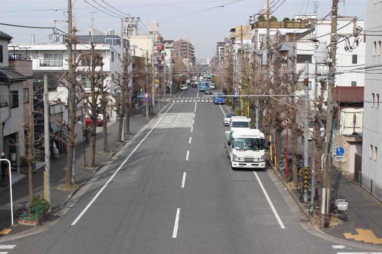 現在の鋼管通り。車通りは多い。