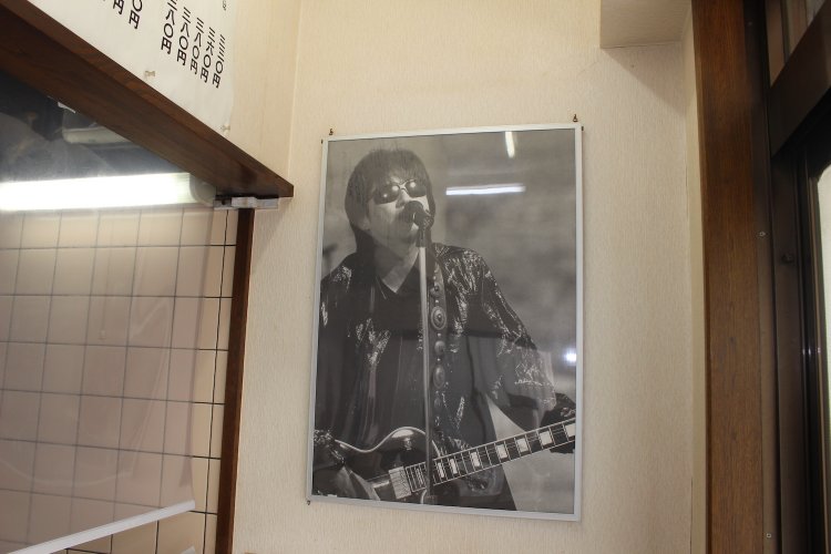 店内には浜田省吾のポスターが。夫婦で大ファンなのだそう。
