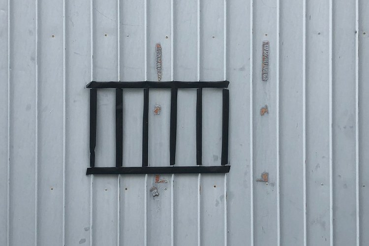 Prison window 《監獄の窓》