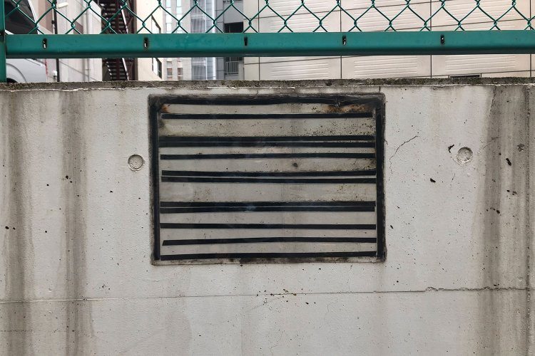 Too much tape 《テープ貼りすぎ》