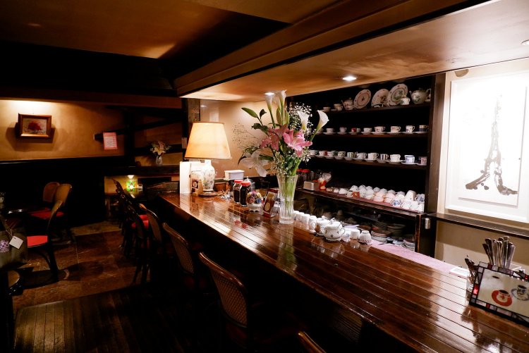 建築デザイナーの松樹新平さんが手掛けた内装。