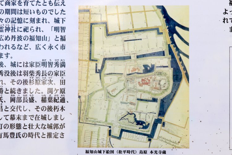 中央が城の中枢部。