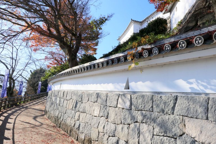 スロープのように延びる登城路。