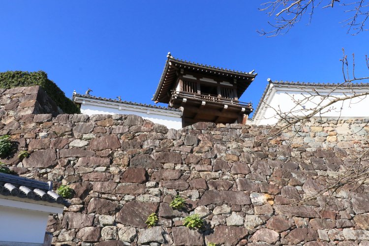 石垣、そして楼門。