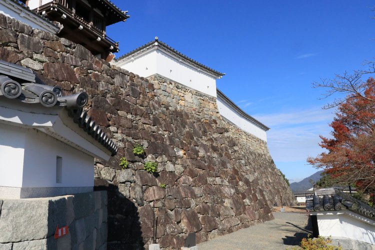 楼門の下でV字に折れ、ほぼ180度逆方向へ。