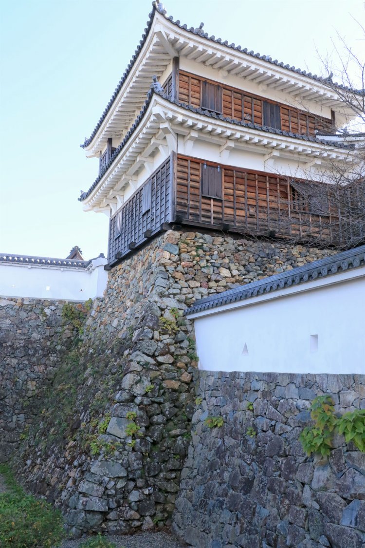 ゆるやかに弧を描く高石垣。