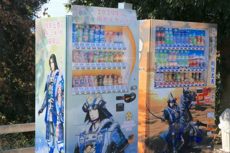 光秀ラッピングの自動販売機。