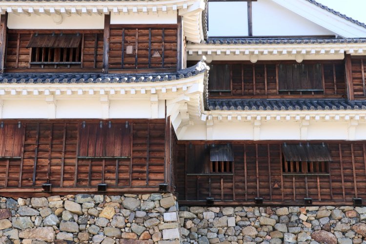 1～2階の各所に設けられた、開閉式の狭間。