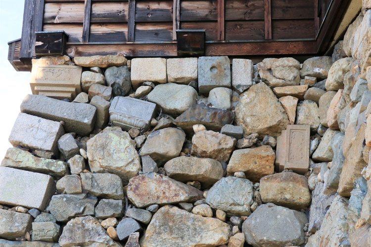 荒々しい石の合間、妙に整形されているのが転用石。