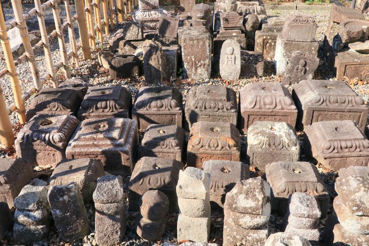 二の丸の一角には、使われなかった転用石“候補”がズラリ。