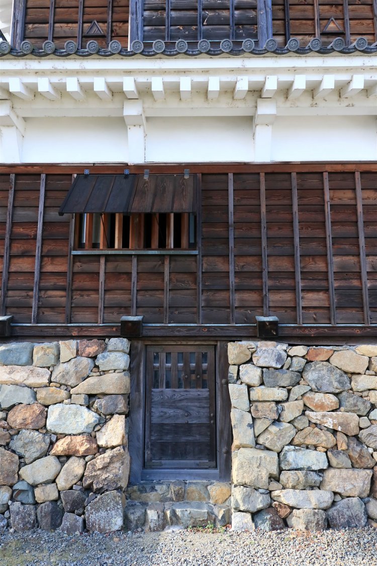 小天守の石垣の隙間に謎の扉。