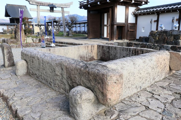 石組みの井戸「豊磐井（とよいわのい）」。