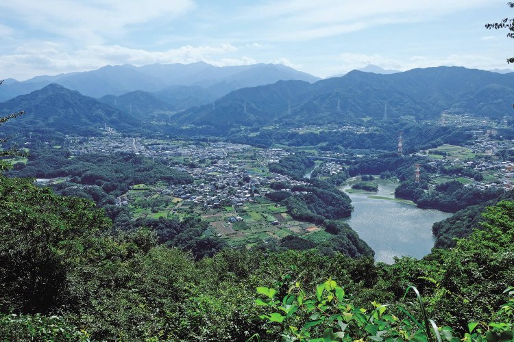 中沢山手前にある見晴台からの眺望。ここは南高尾山稜コースで一番の展望所。眼下に相模川、奥に向かって支流の道志川、正面奥は丹沢山塊。