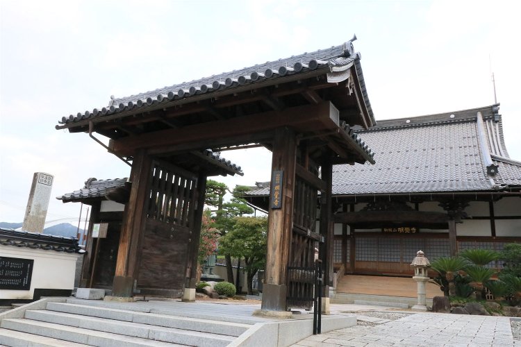 城からすぐ北側にある妙覚寺の門。