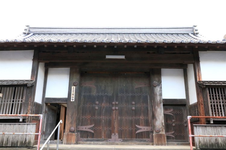 照仙寺は少し離れている。車で5分ほど南東へ。