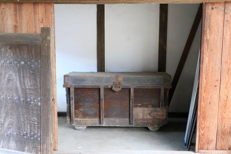 照仙寺の門に置かれていた車輪付きの巨大な箱。中身が気になる……。