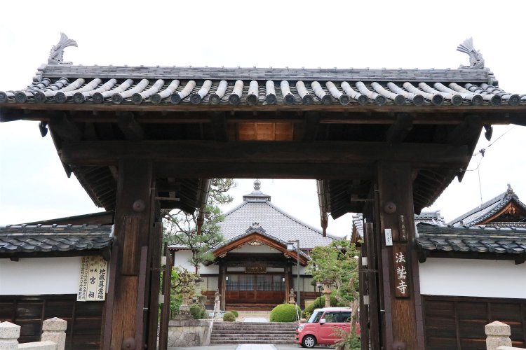 法鷲寺は堤防脇の寺町にある名刹。
