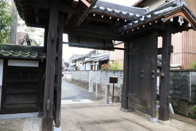 正眼寺の山門は住宅街の路地裏に。