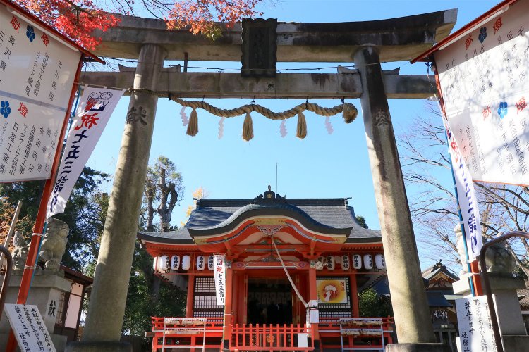 朱塗りの拝殿が映える。