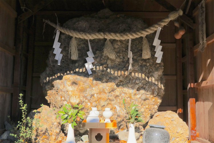 叶石（かなういし）。