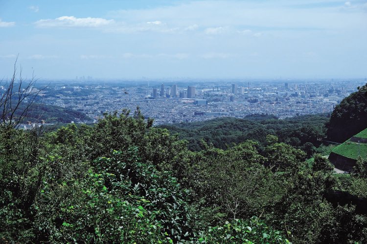 草戸山山頂の展望台からの眺め。八王子市街と新宿の高層ビルがかすかに見えた。