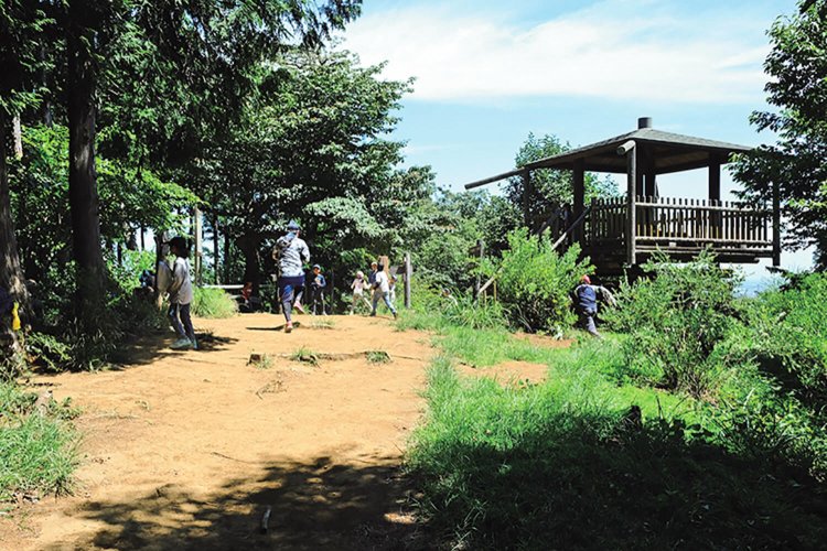 草戸山山頂には展望台を兼ねた東屋があり、山頂は広場のようになっている。