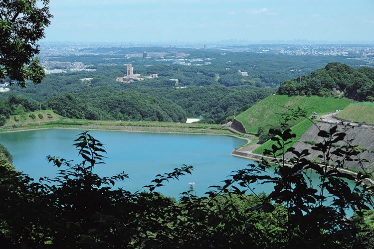 草戸山の少し先にあるふれあい休憩所の東屋から見た城山湖。
