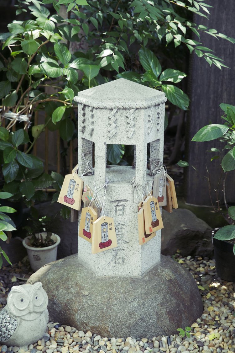 お百度参りをするときの起点となる石。ここから本殿まで歩いてお参りする。これを百回行うと願いが叶うという。