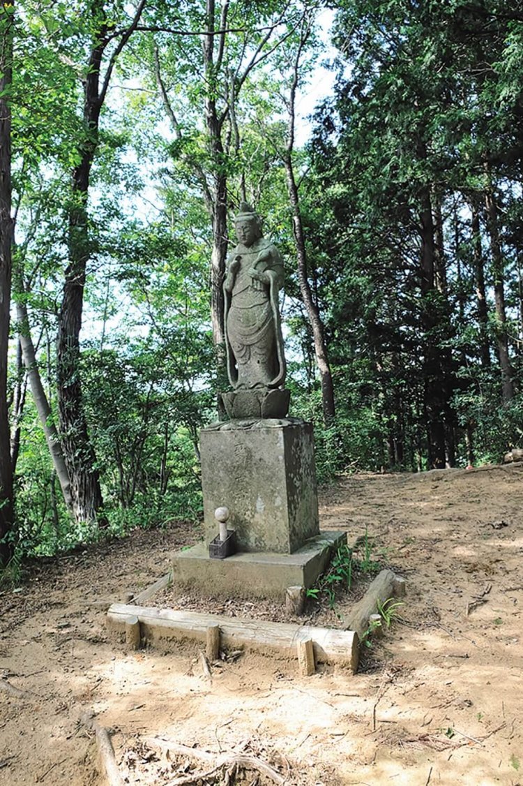 標高494ｍの中沢山の山頂には聖観音菩薩像がひっそりと立っている。