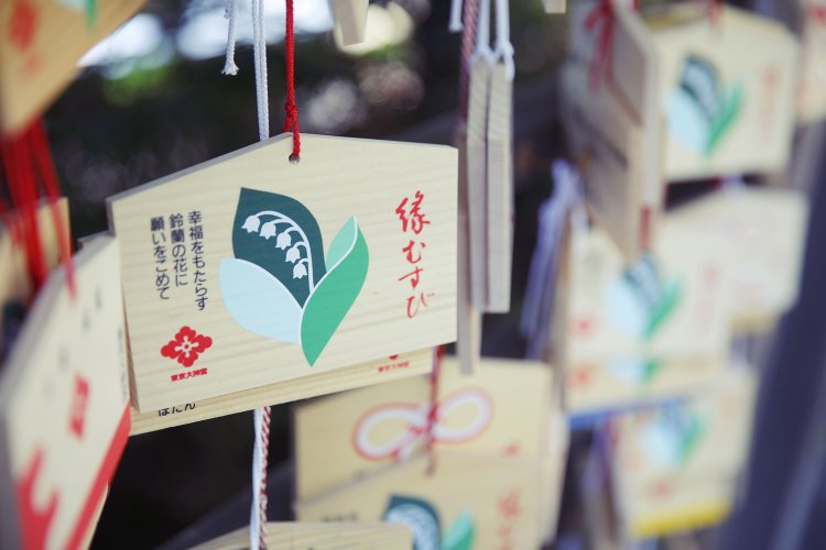 「幸福が訪れる」という花言葉の鈴蘭の絵馬。