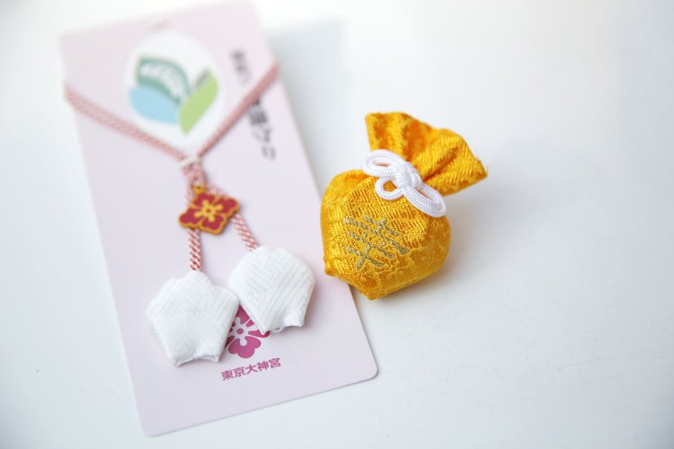 縁結び鈴蘭守（左）と、持つ人に幸せを与えてくれるという幸守。