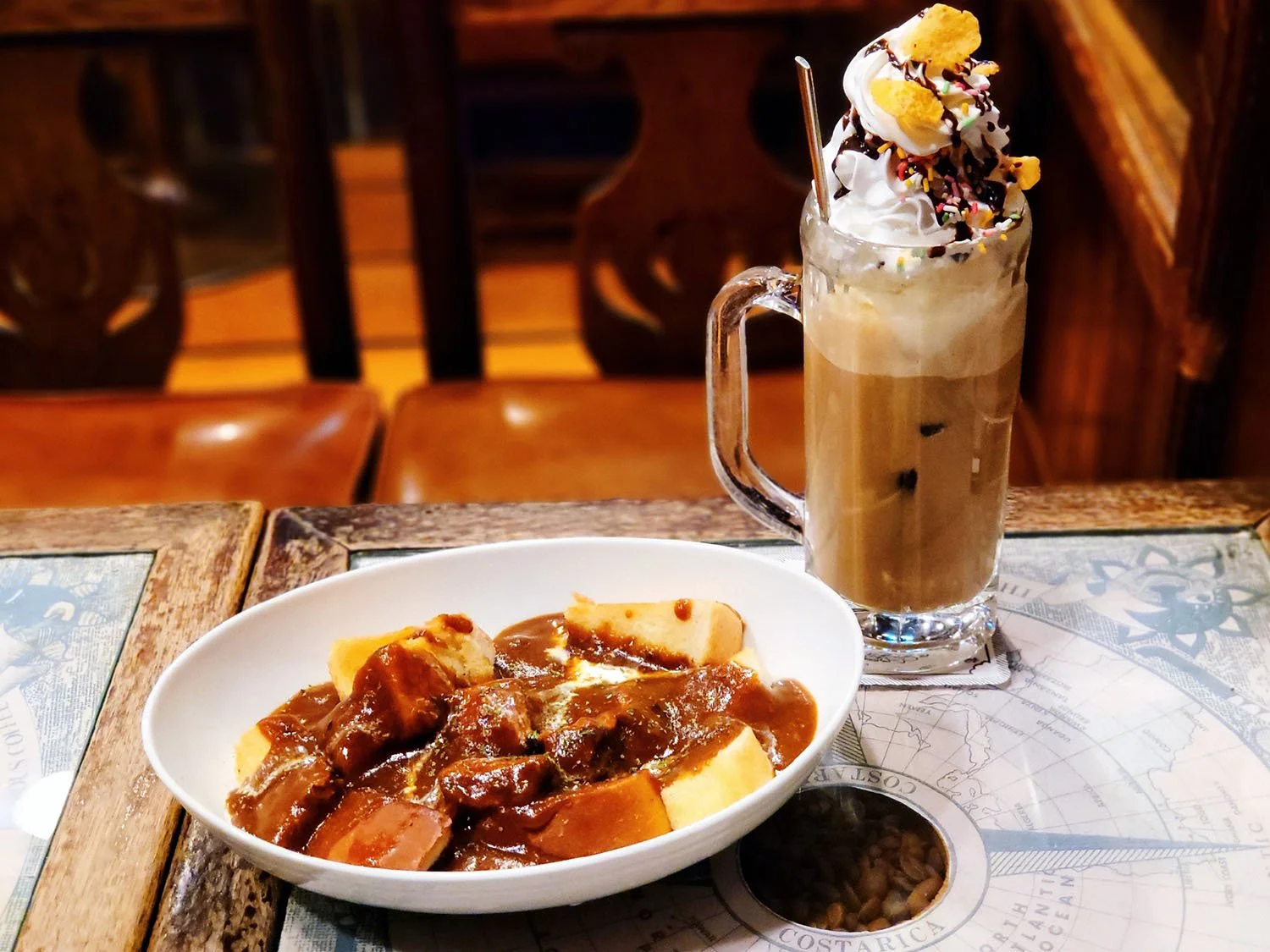 話題のパンカレーとパフェ風スイーツドリンクを昭和な喫茶店で 伴茶夢 ばんちゃむ 黒猫スイーツ散歩 目白編 さんたつ By 散歩の達人
