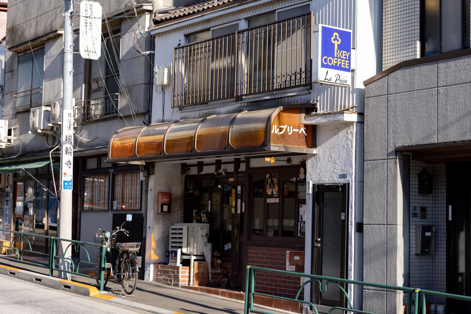 昭和の雰囲気満載ですね。 よくみると猫の置物やシールなど猫モチーフのものが沢山あります。