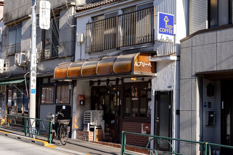 昭和の雰囲気満載ですね。 よくみると猫の置物やシールなど猫モチーフのものが沢山あります。