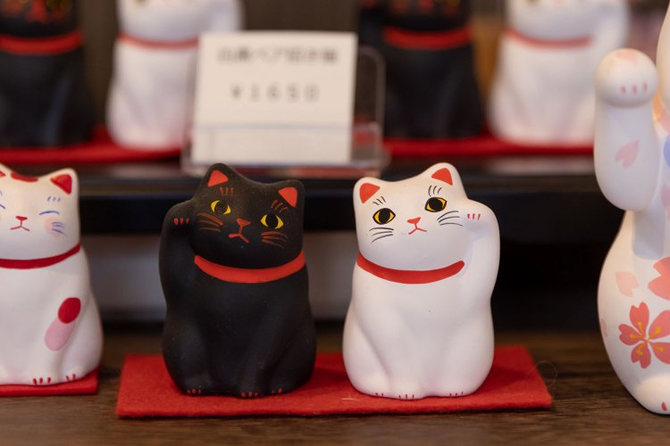 定番の白黒ペア招き猫1650円。