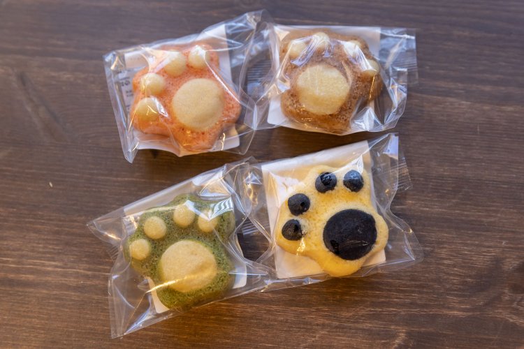 4種類の肉球マドレーヌ 1つ 216円。3つセット648円。