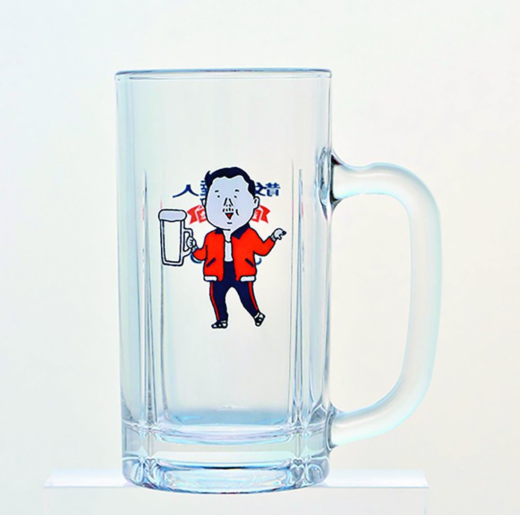 ビールやサワーなど、おなじみの350mℓ缶飲料が入るジャストサイズ。お家飲みにぴったり。 表面には『散歩の達人』らしい理想の飲んべえを追求した、さとうみゆきさんの特製 “酔っぱらいおじさん” イラスト。裏面には散歩の達人&さんたつロゴが! 通巻300号記念でしか手に入らない超レアグッズです。