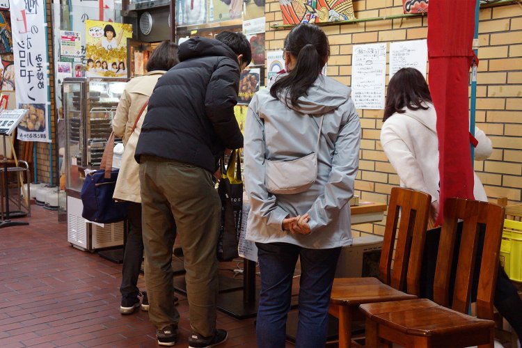 現在は予約を受けておらず、目当てのテイクアウトを確実にゲットしたいお客さんが行列を作ることもある。