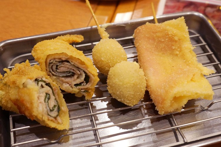 サクッと軽い仕上がりが特徴の串カツ。