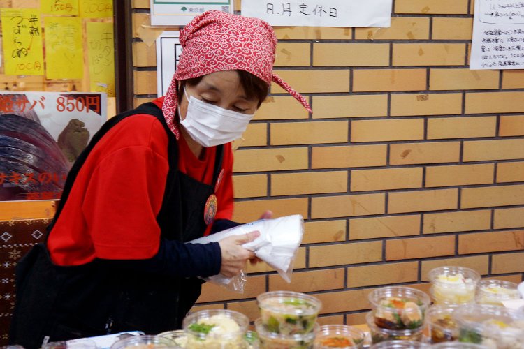 もちろんテイクアウトの売り子だって自ら。