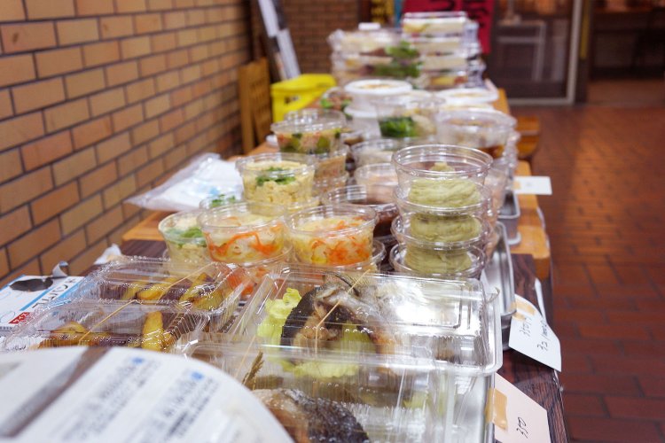 テイクアウト開始の時間になると、店舗前にずらりと並ぶ料理たち。