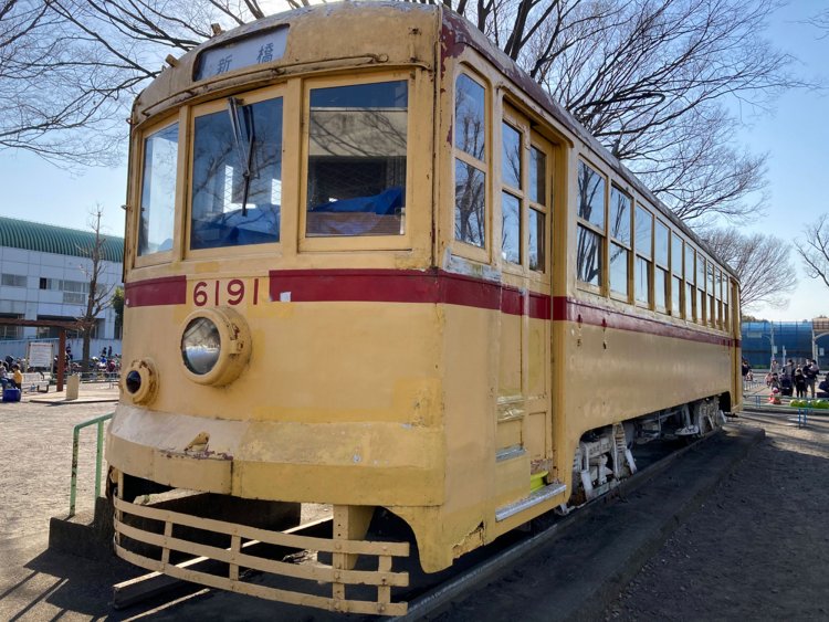 府中の都電6000型。案内板には「みなさんのお友だちとして、いつまでも、かわいがってください」と書いてある（2021年）