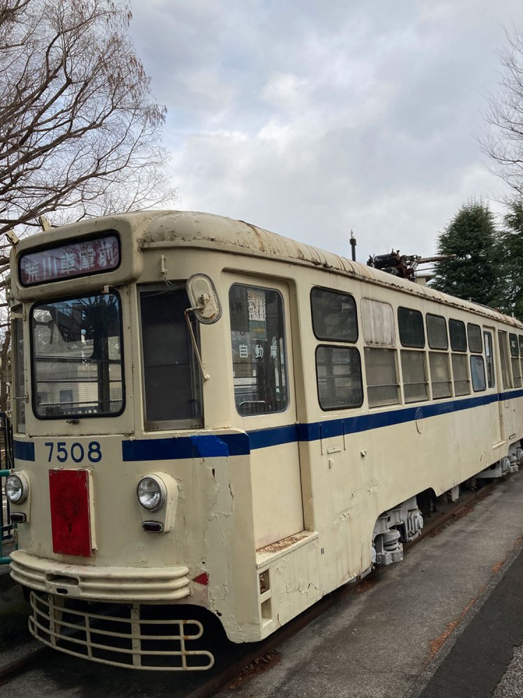 板橋交通公園の都電。鉄柵の中に展示されている（2021年）