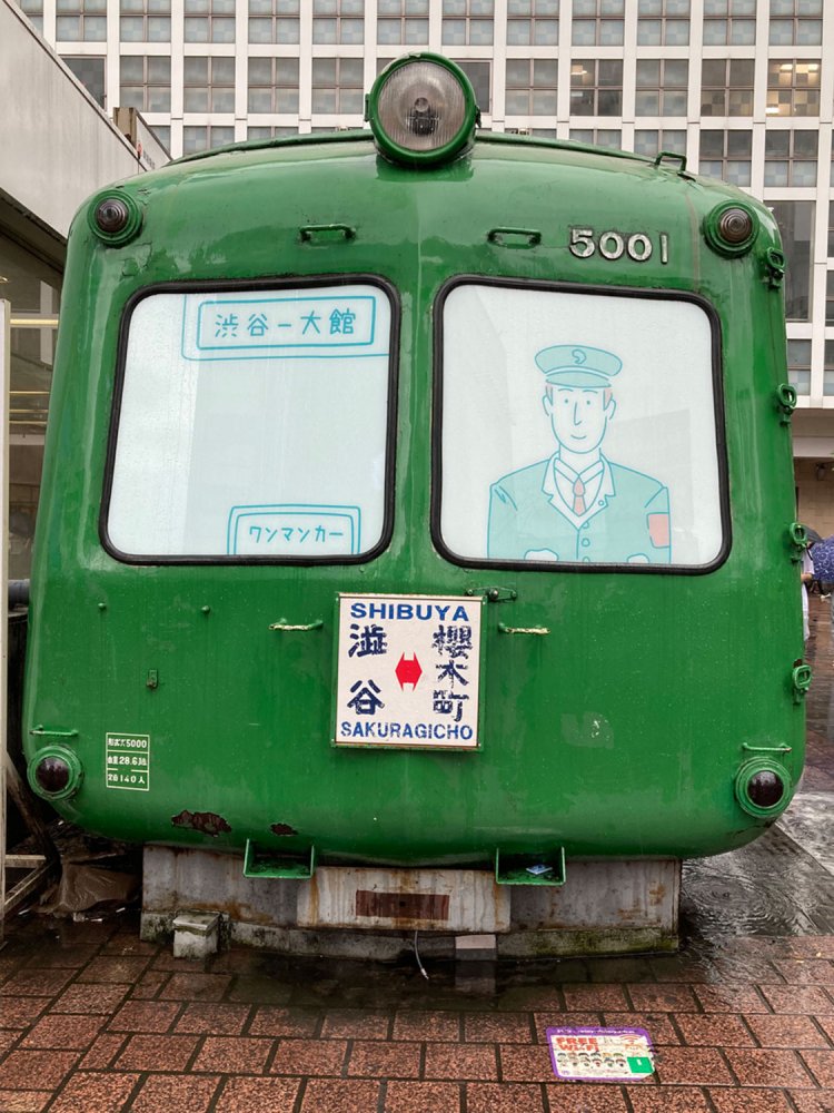 都電以外の車両。渋谷駅ハチ公前広場に展示されていた元東急5000系車両（通称青ガエル）。昨年、秋田県大館市に移設された（2020年）