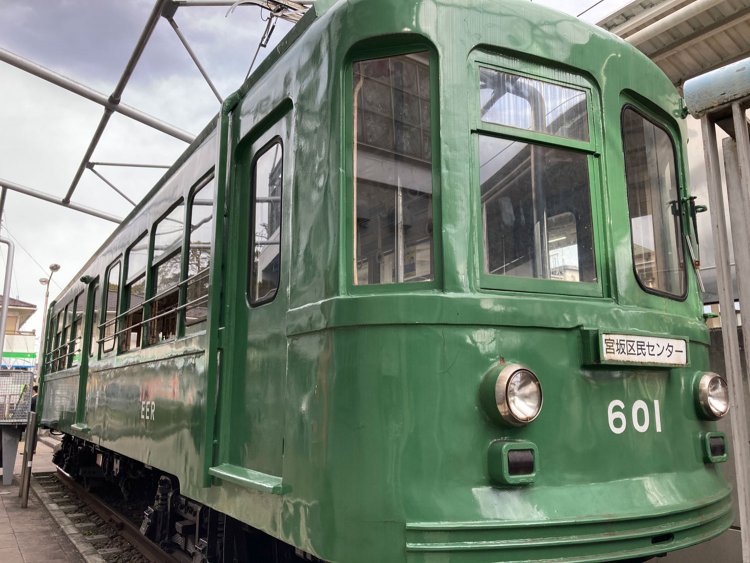 東急世田谷線・宮の坂駅から見える旧玉電車両（2021年）