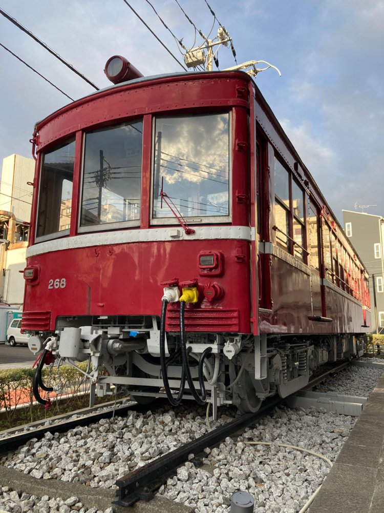 住宅街に突如として現れる『ホビーセンターカトー』の京急車両（2021年）
