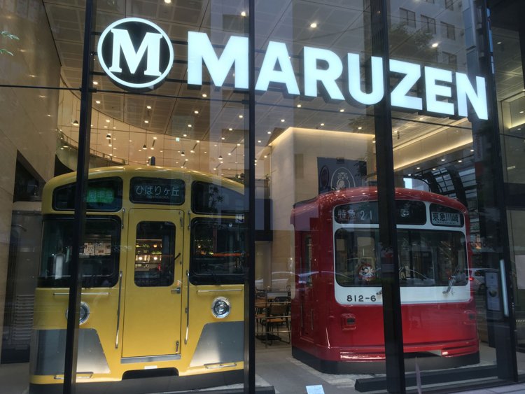 丸善 池袋店の“顔”とも言える西武と京急（東急車両は店内にある）（2018年）