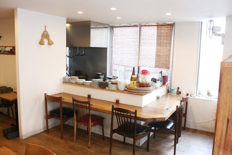 木の質感を大切にした店内。カウンター席とテーブル席があり、ひとり客も多い。