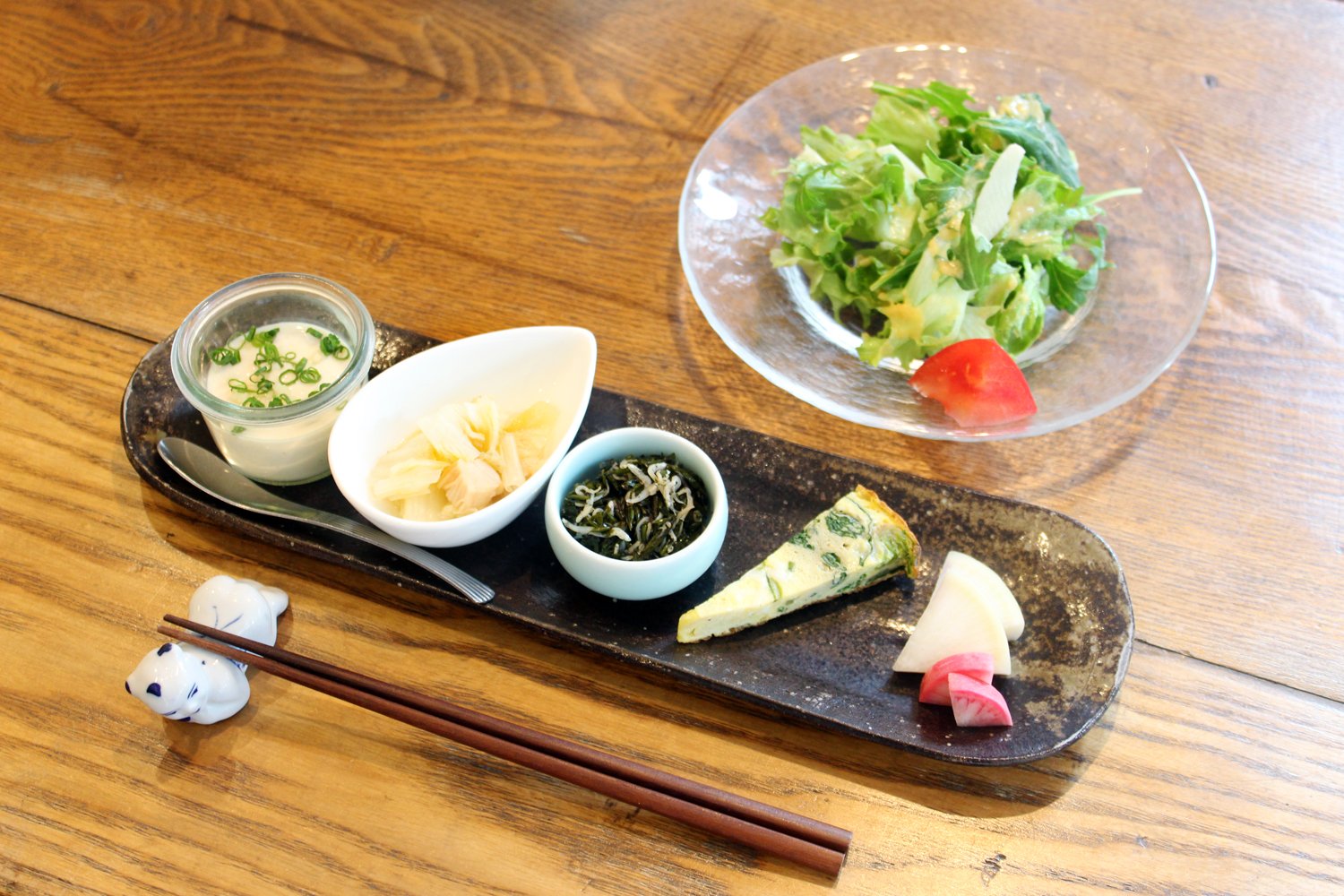 サラダと副菜の5種盛り合わせ。副菜は左から、自家製の豆腐、白菜の煮浸し、ぎばさちりめん、ほうれん草のチーズオムレツ、お新香。