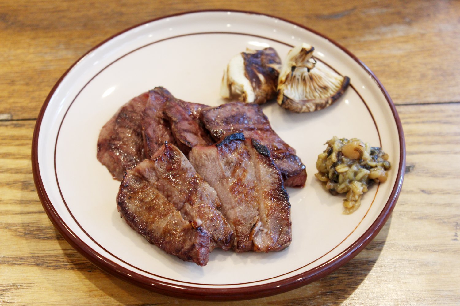 いわいずみ短角牛のタンとハツの鉄板焼き。ご飯と味噌汁、副菜がついて1500円。
